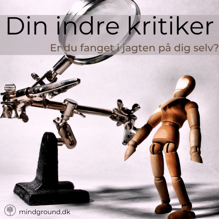 Træfigur under lup – en metafor for den indre kritiker. Tekst: 'Din indre kritiker – Lær at slippe jagten på dig selv'. Billede fra mindground.dk